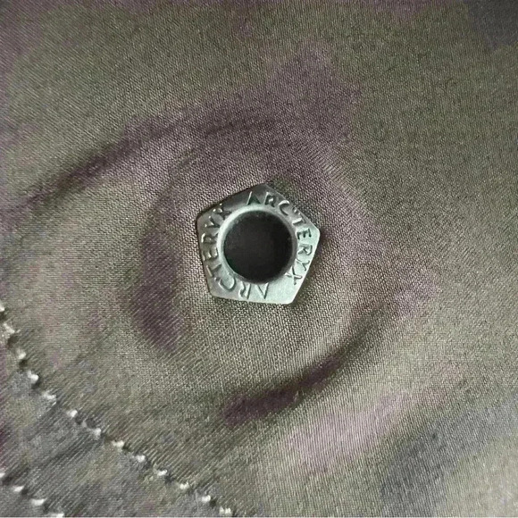 Arc'Teryx size 8 snap and zip  close shorts - Picture 5 of 15